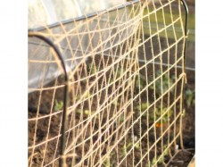 Ökologisches Ranknetz aus Jute auf Metallbögen gespannt